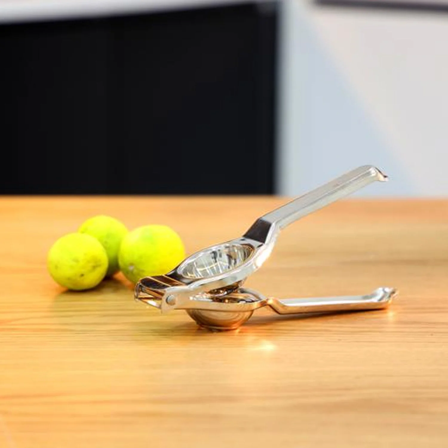 Stainless Steel Lemon Squeezer for Efficient Juice Extraction - Image 4