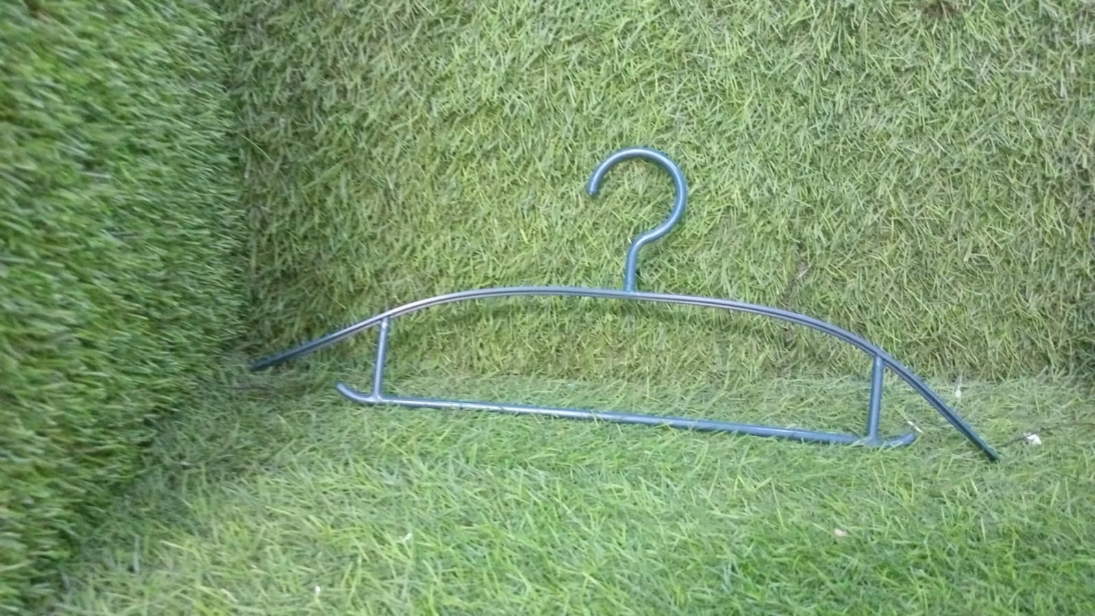 Plastic Clothes Hangers, Slim & Durable Space-Saving Hangers (10 Pack) - Image 7