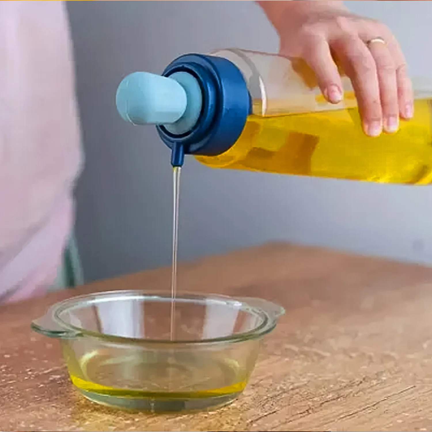 2 in 1 Transparent Oil Dispenser with Silicone Oil Dropper Nozzle (1 Pc / With Brush / 1 Ltr) - Image 4