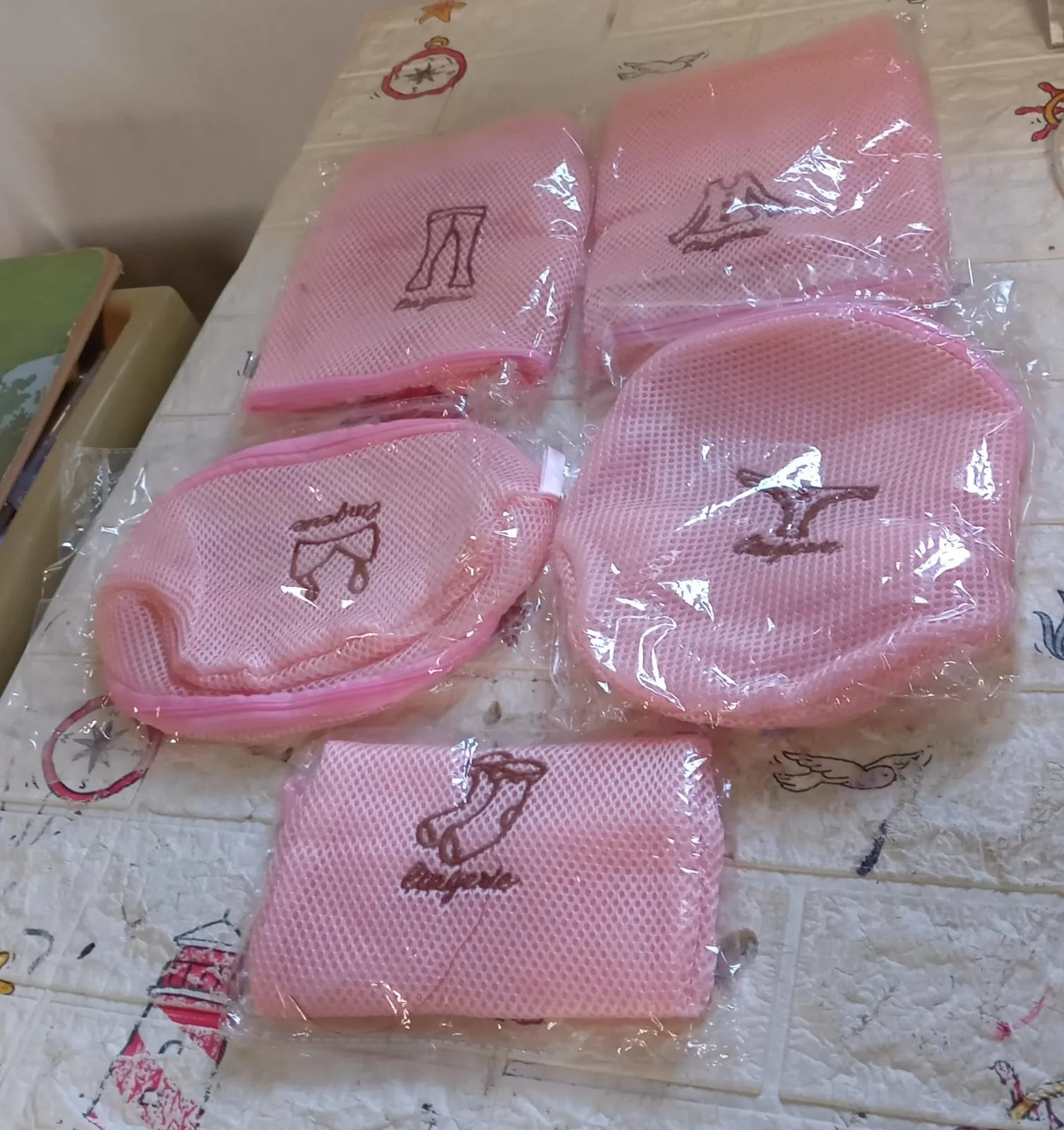 Zippered Mesh Laundry Wash Bags for Delicates & Lingerie (5 Pc Set) - Image 9
