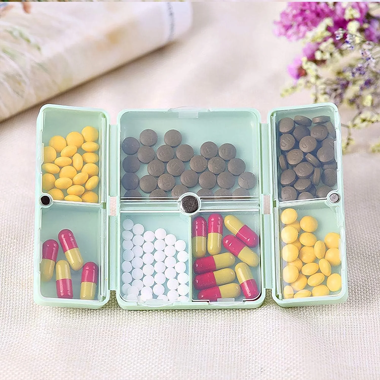 Magnetic Pill Organizer, 7 Compartments Portable Pill Case (1 Pc) - Image 5