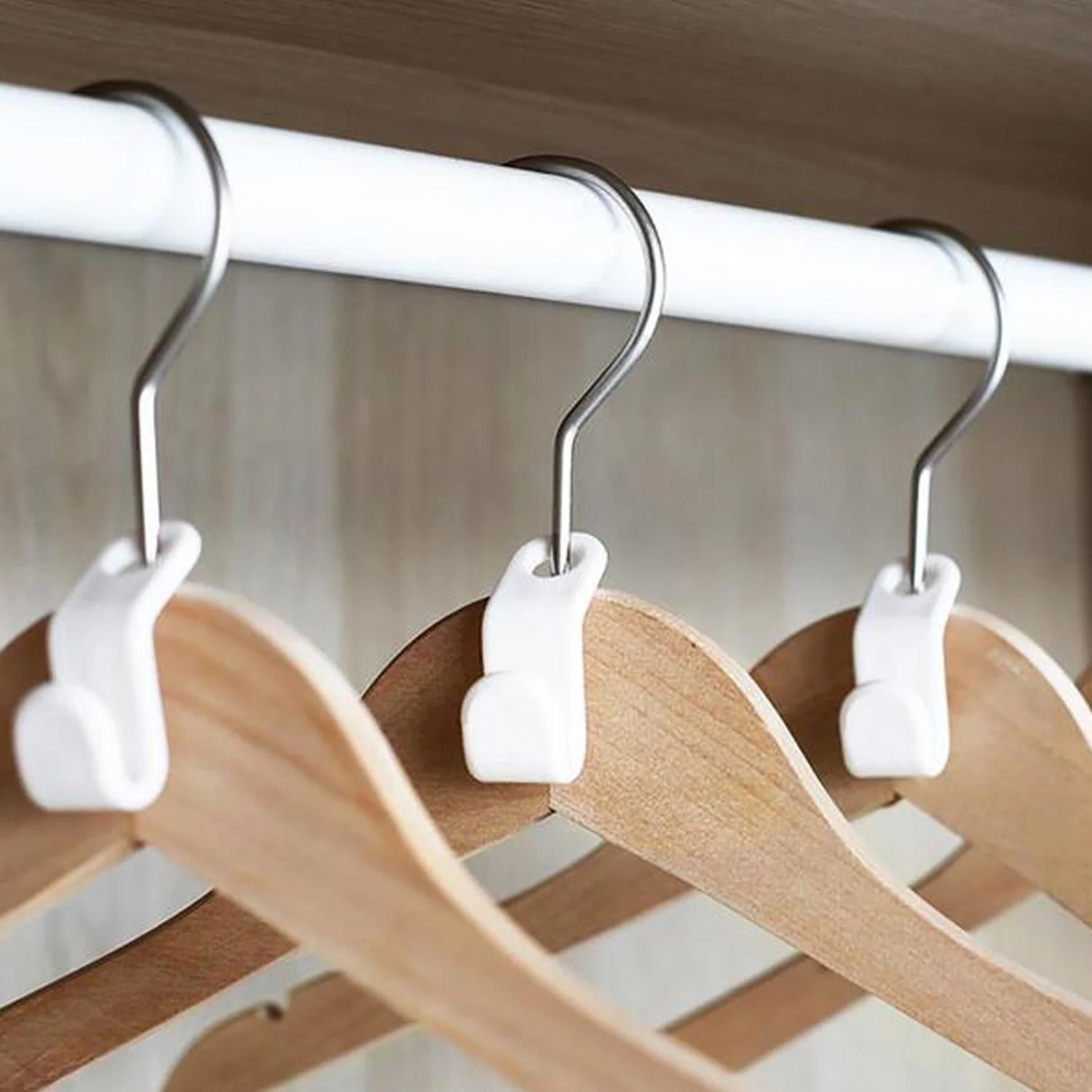 Plastic Clothes Hanger with Non-Slip Pad - Image 4