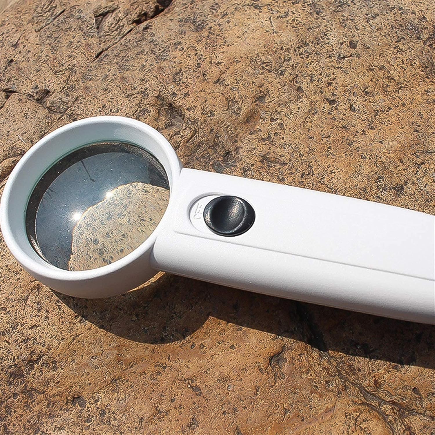 Hand-Held Magnifier with Dual LED Lights (1 Pc / 37MM / Battery not included) - Image 3