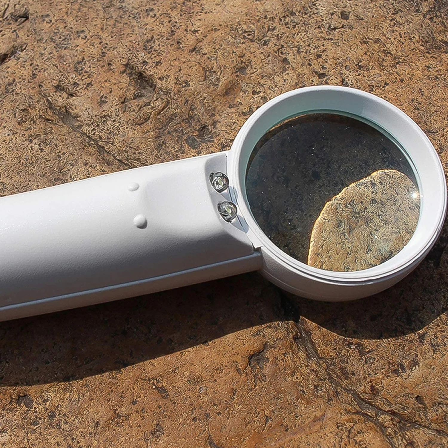 Hand-Held Magnifier with Dual LED Lights (1 Pc / 37MM / Battery not included) - Image 5
