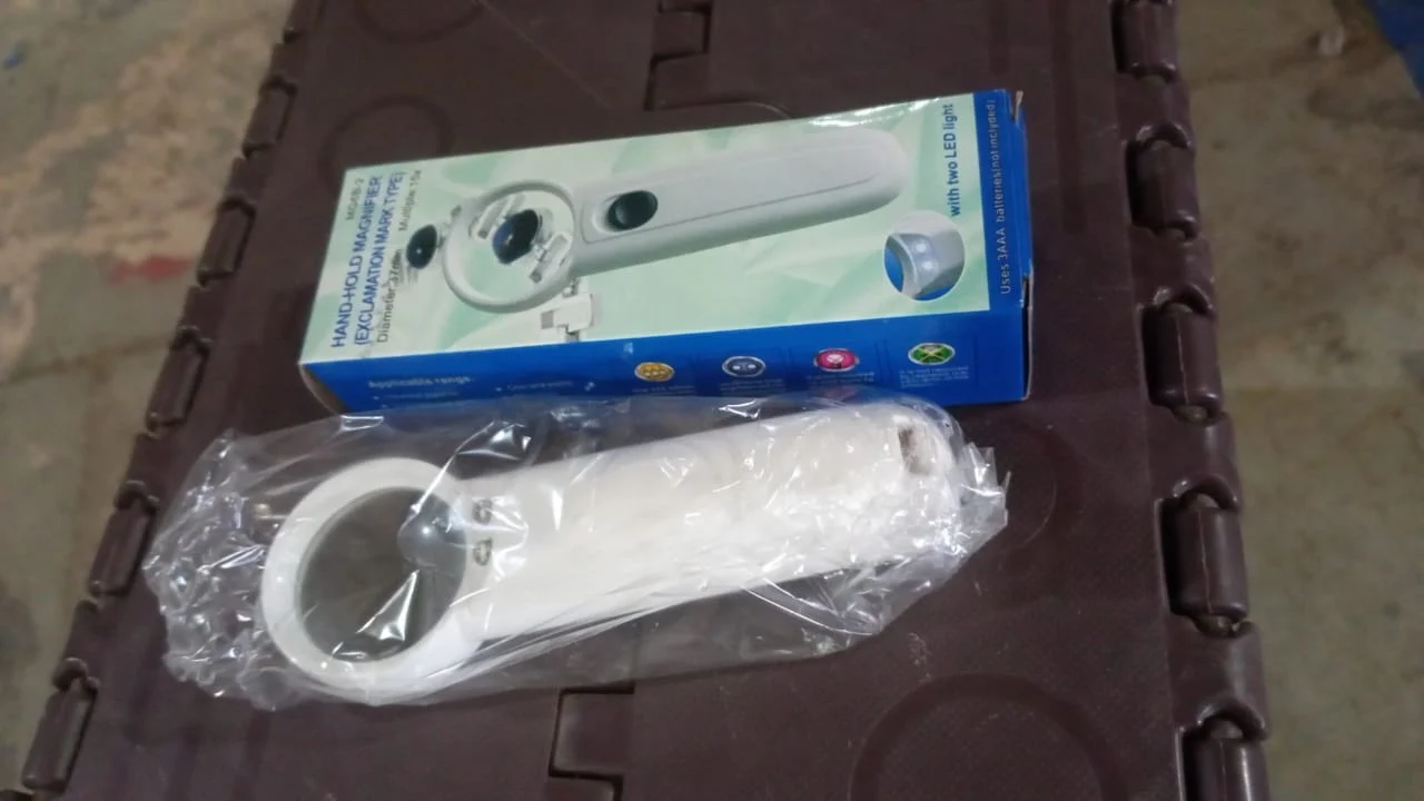 Hand-Held Magnifier with Dual LED Lights (1 Pc / 37MM / Battery not included) - Image 7