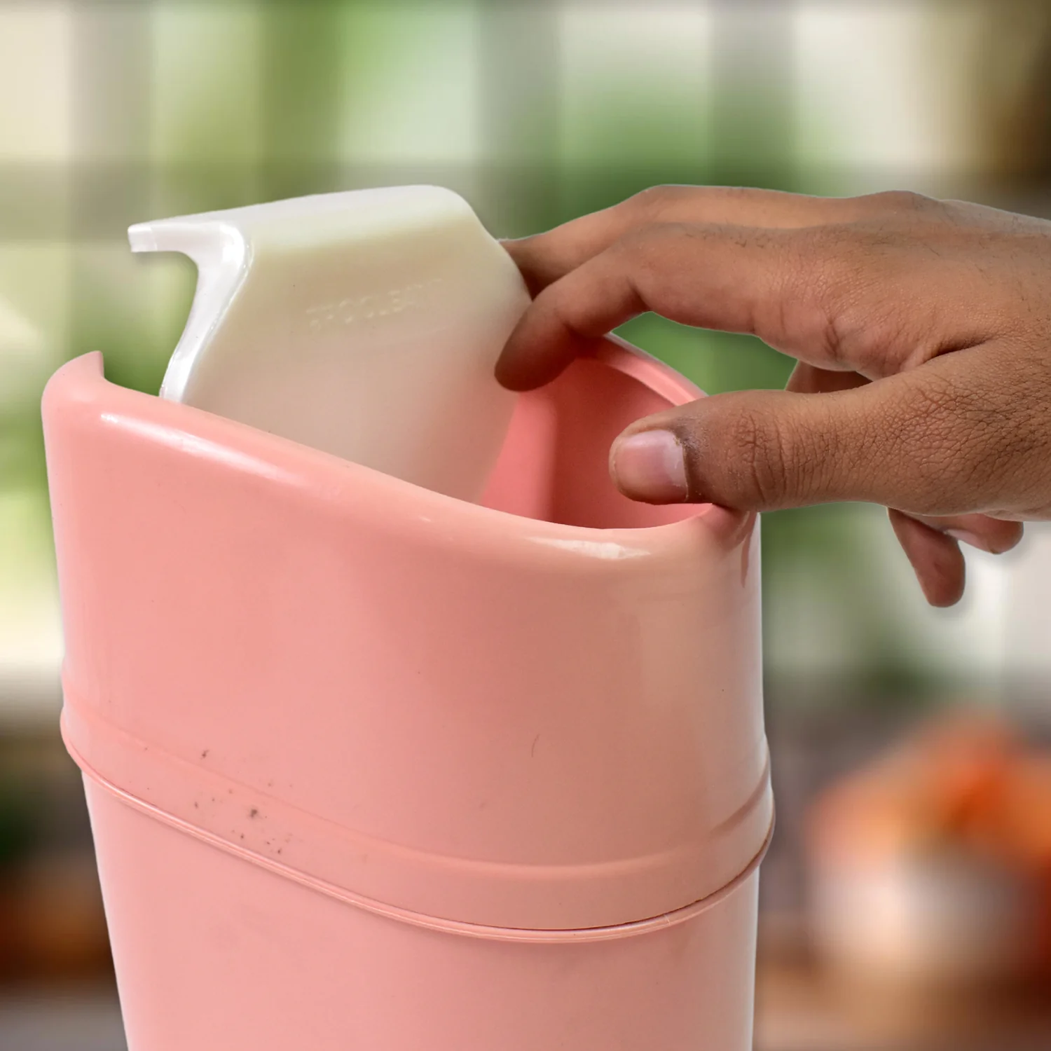 Mini Trash Can, Dustbin Plastic Garbage Can with Lid (1 Pc) - Image 4