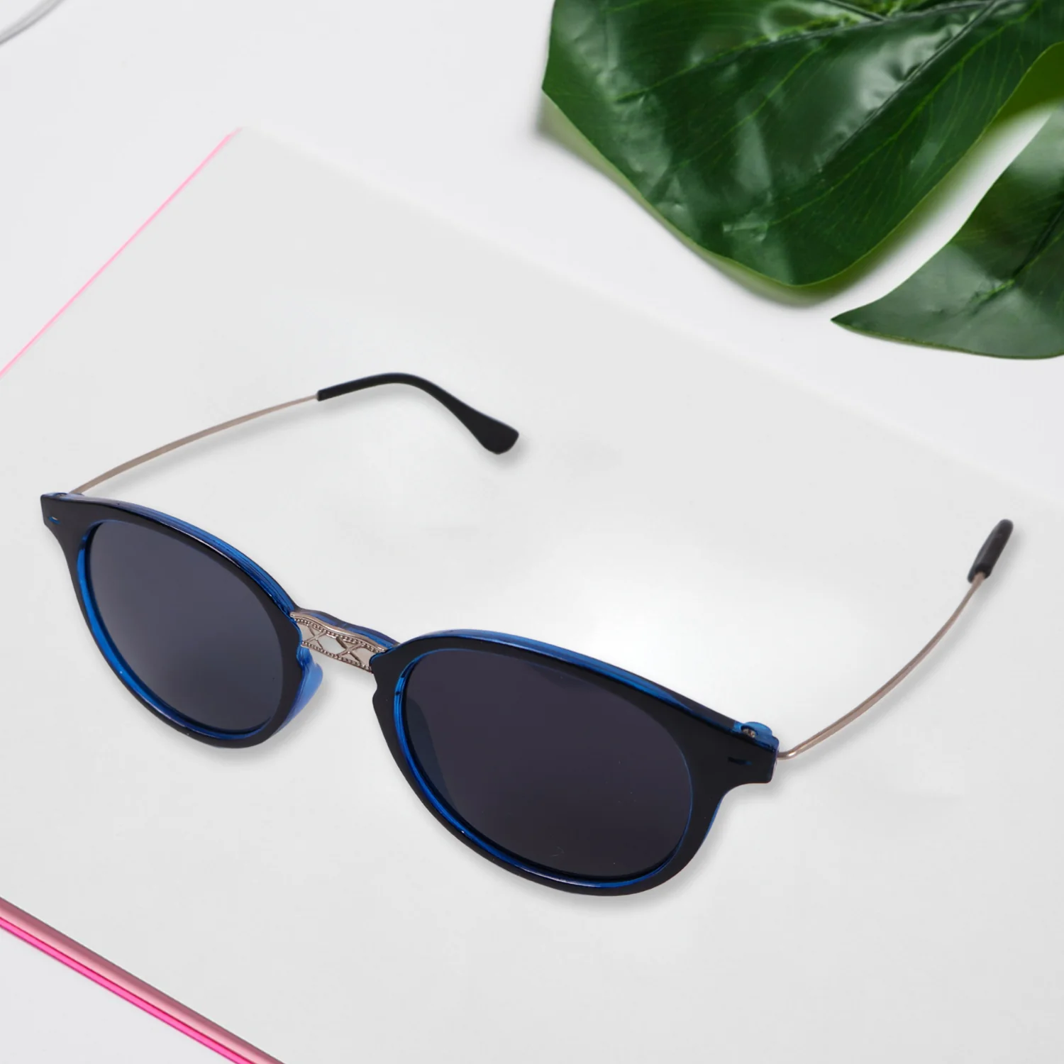 Blue UV Protected Round Sunglasses, classic Sunglasses for Men & Women, Lightweight - Image 3