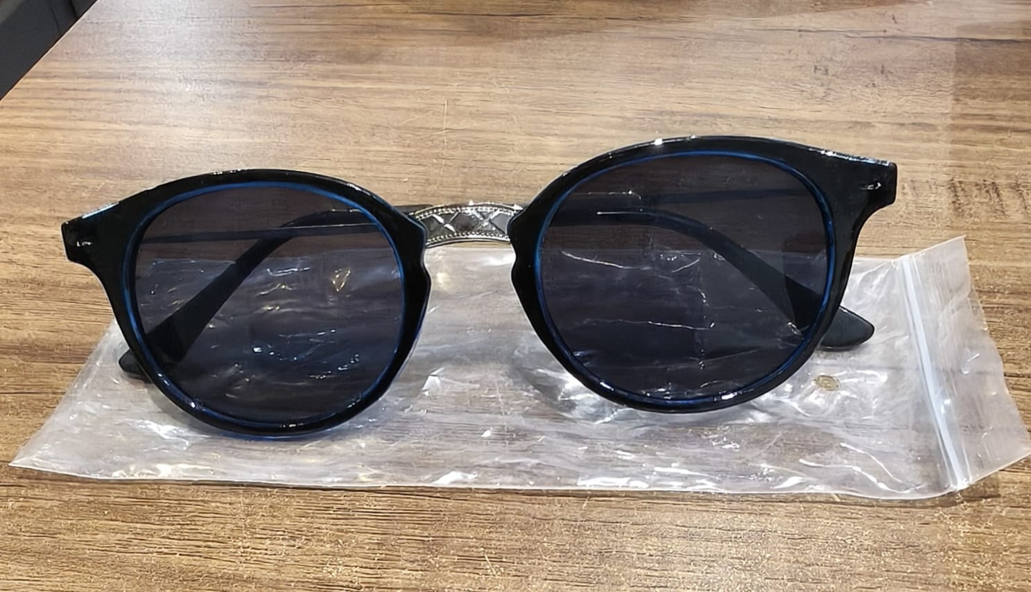 Blue UV Protected Round Sunglasses, classic Sunglasses for Men & Women, Lightweight - Image 7