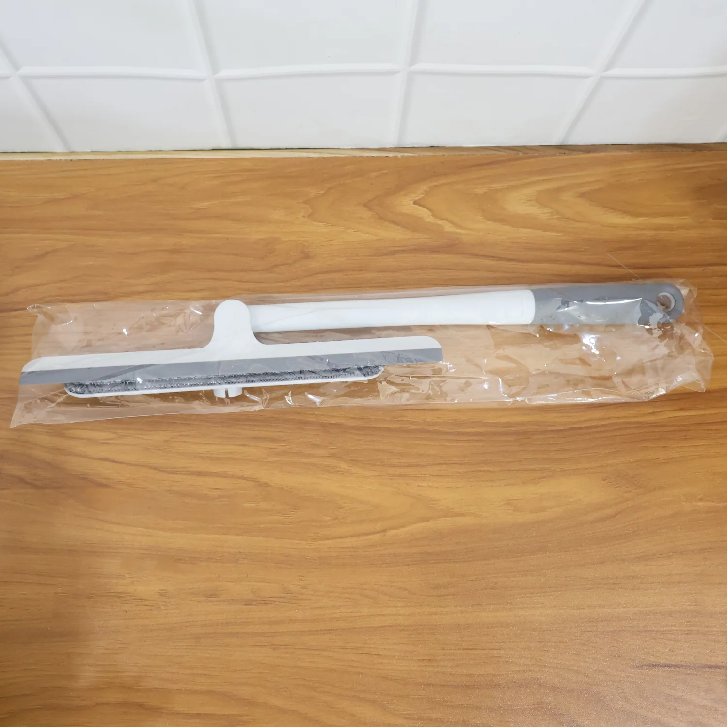 2-in-1 Window Glass Cleaning Wiper with Microfiber Pad - Image 10