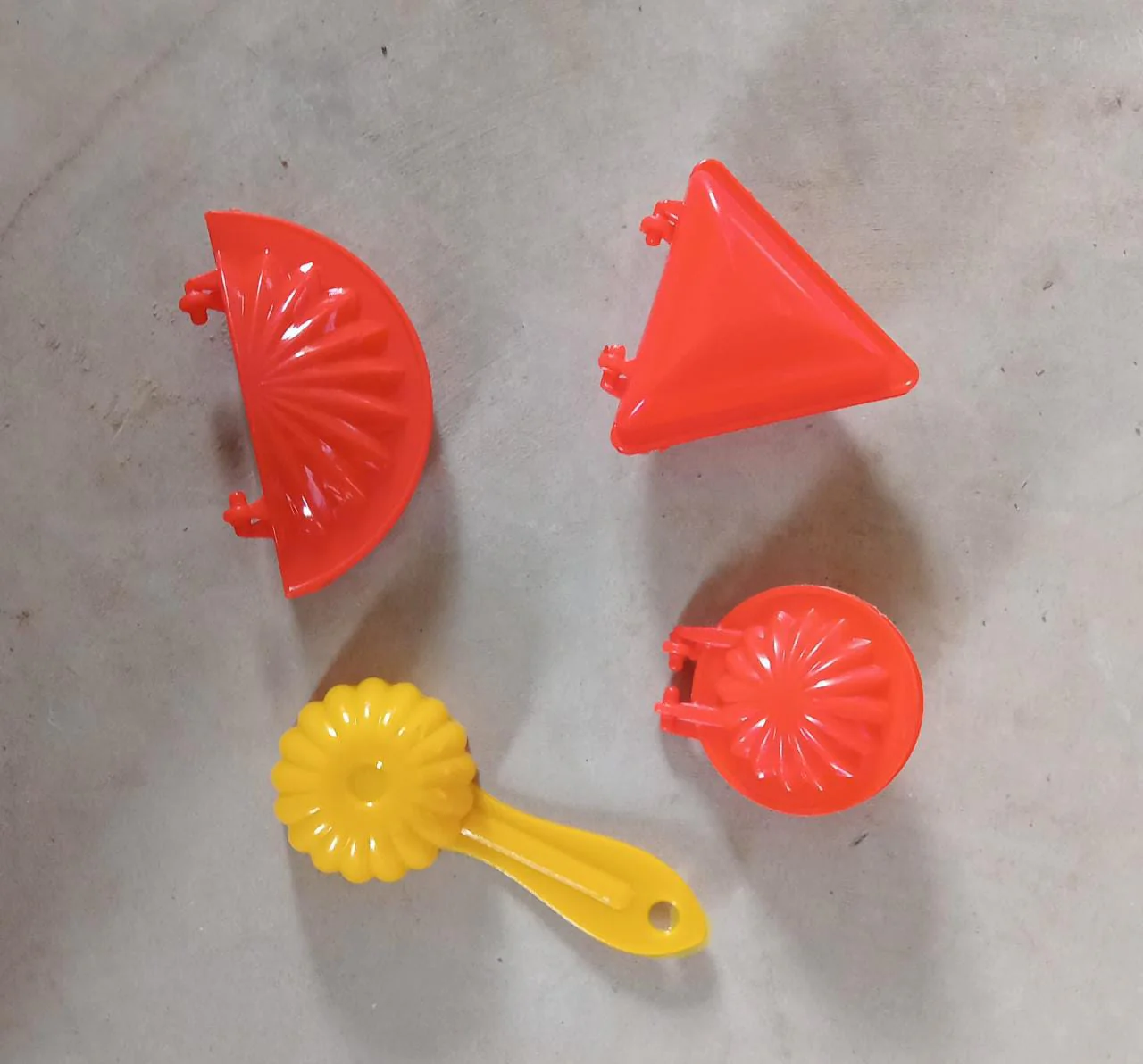 4 Pcs Plastic Red Kitchen Tool Mould Dough Press - Image 7