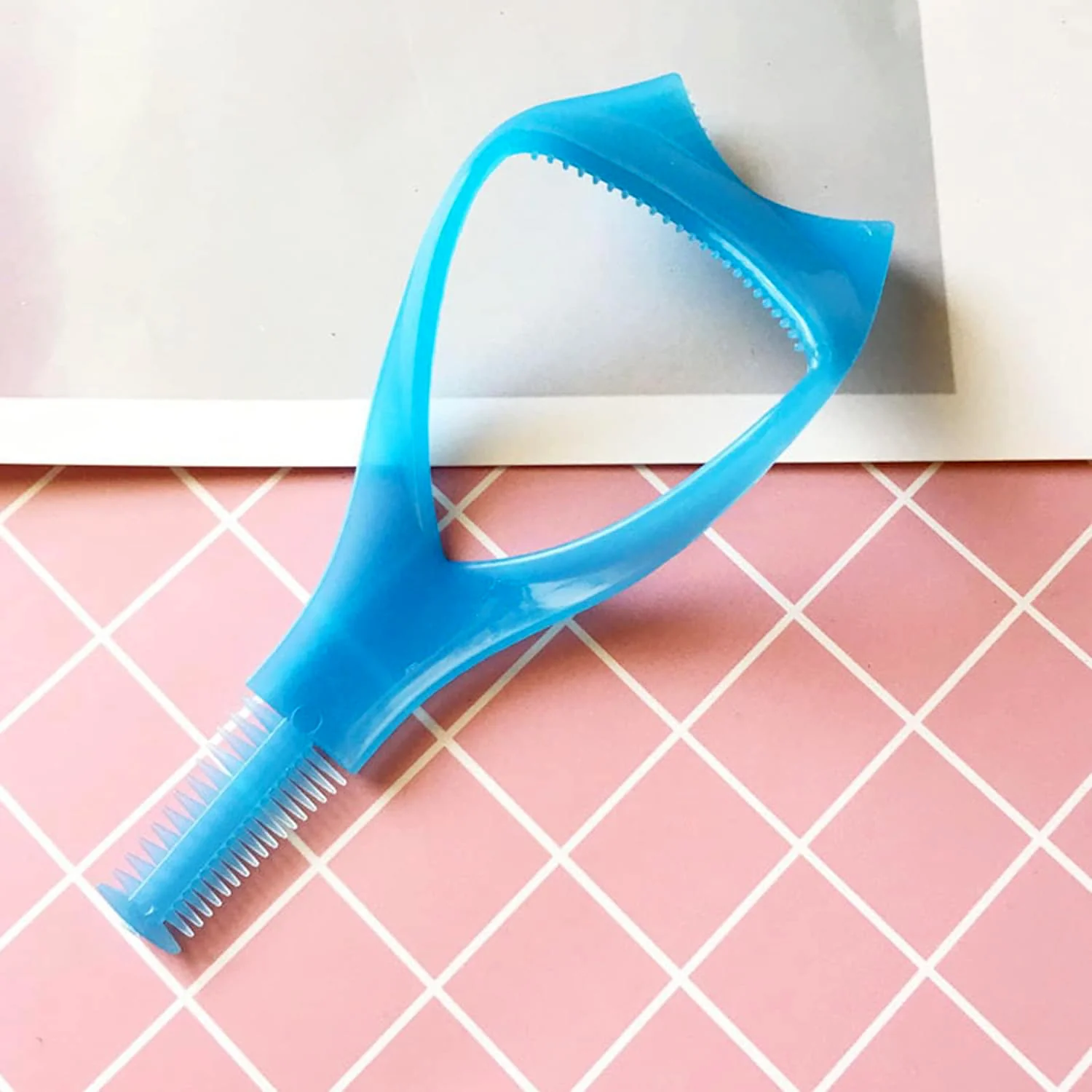 3-in-1 Plastic Eyelash Tool: Mascara Guide, Brush & Curler (1 Pc) - Image 3