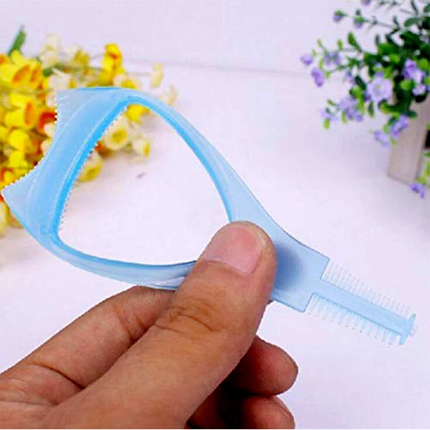 3-in-1 Plastic Eyelash Tool: Mascara Guide, Brush & Curler (1 Pc) - Image 4