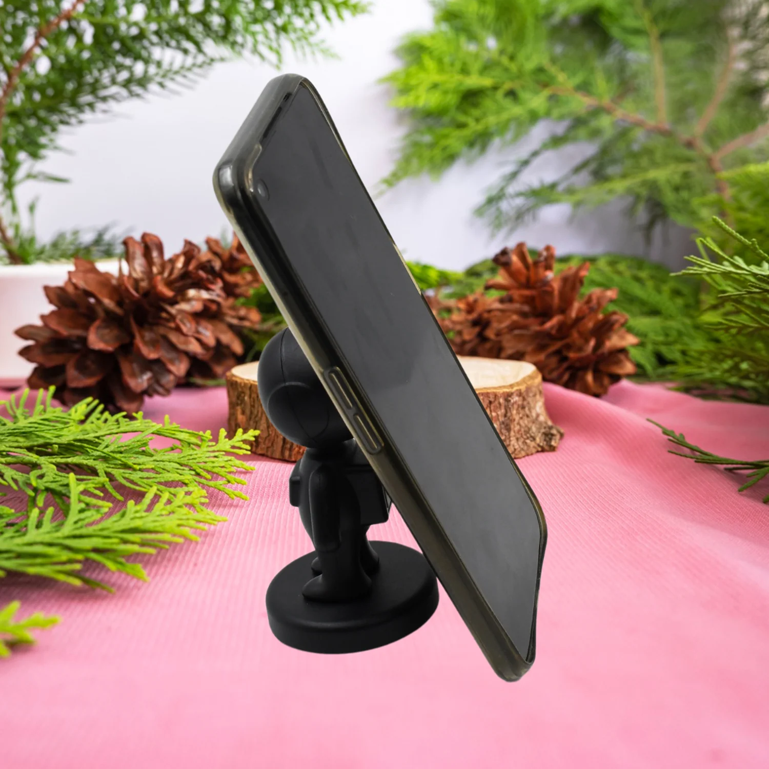 Cartoon Astronaut Magnetic Mobile Phone Holder – 360° Rotating Car Mount (1 Pc)