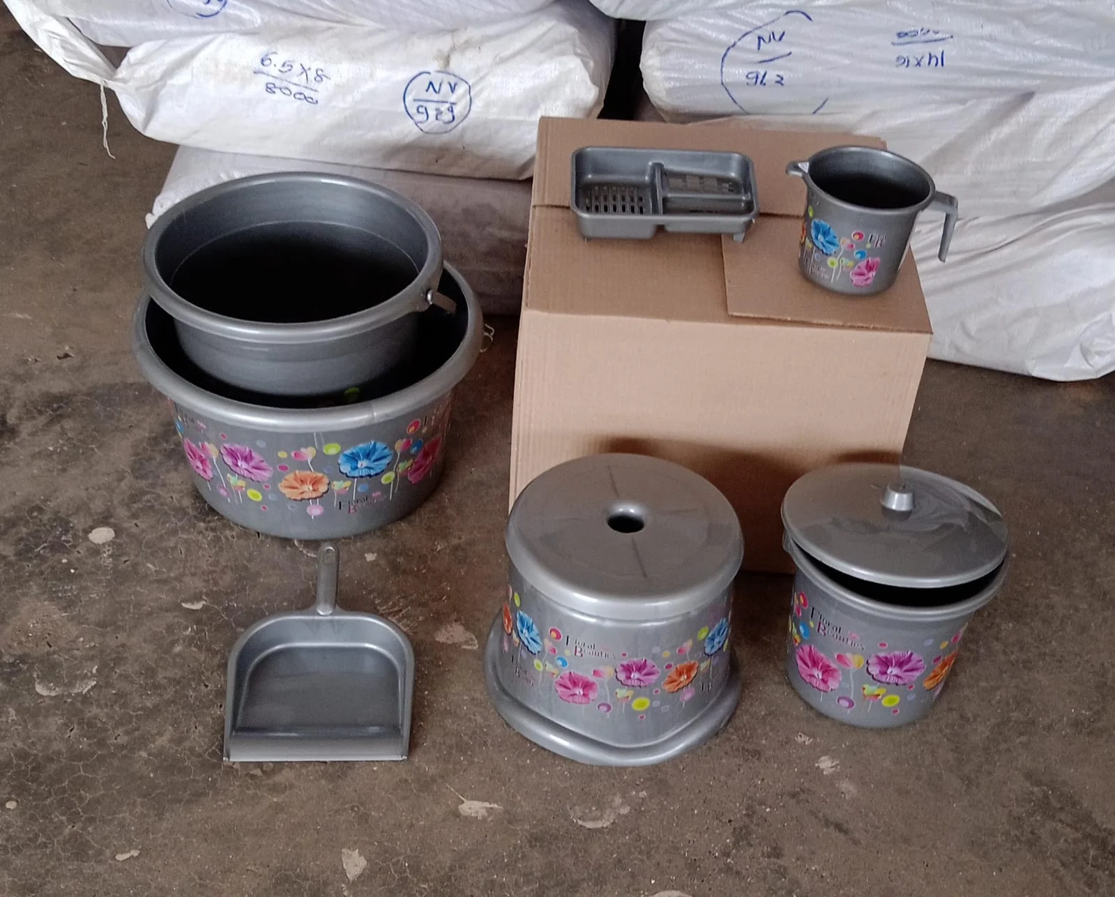 Large Capacity Plastic Bathroom Set of 7 Pc - Image 9