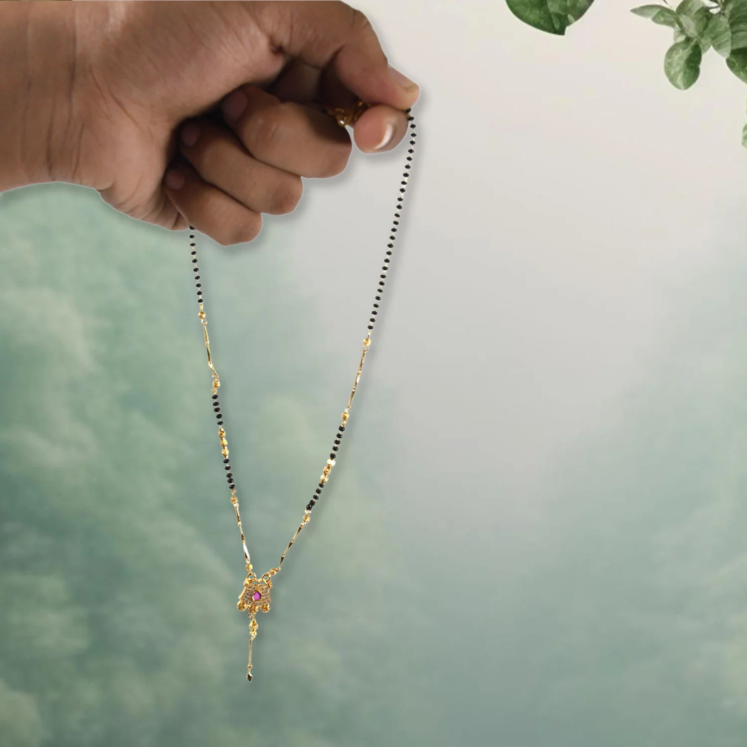 Effortless Style Women's Pendant Necklace - Image 3