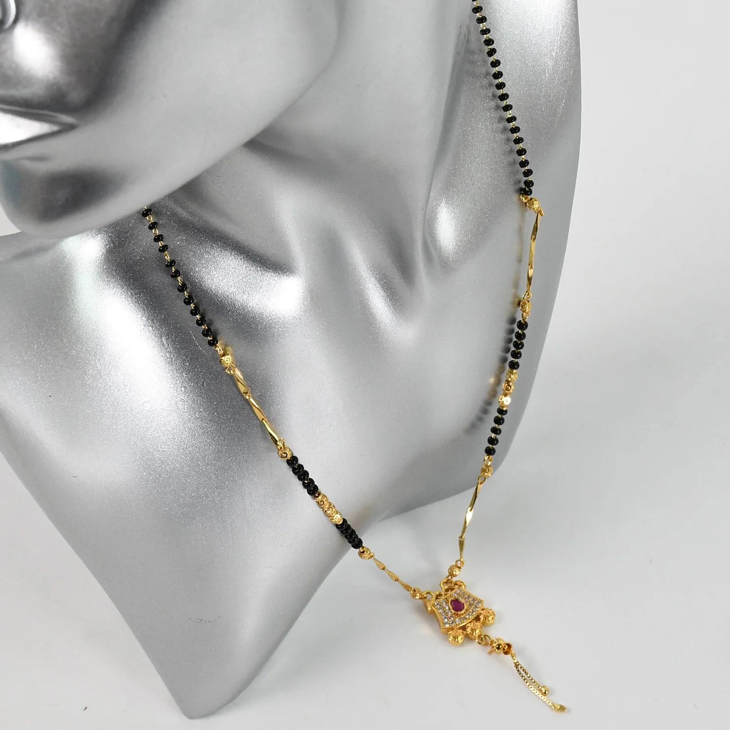 Effortless Style Women's Pendant Necklace - Image 4