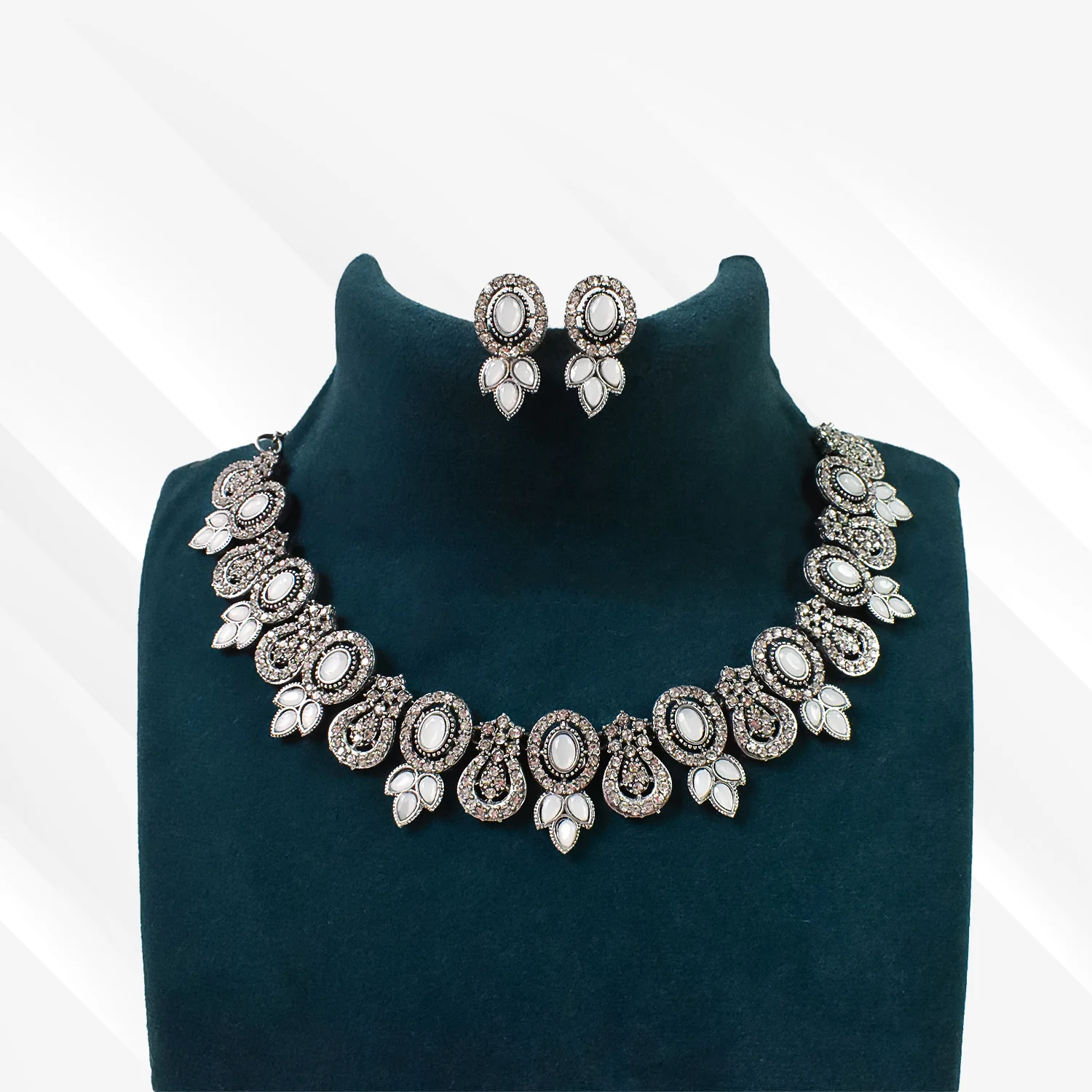 Elegant Diamond Necklace Set - Image 4