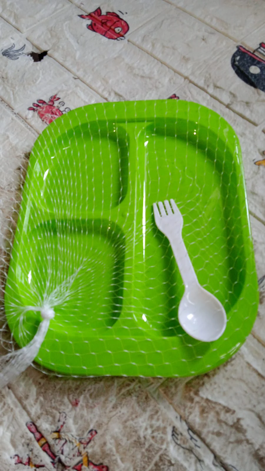 Biodegradable 3-Compartment Plastic Food Plate with Spoon for Snacks (1 Pc) - Image 7