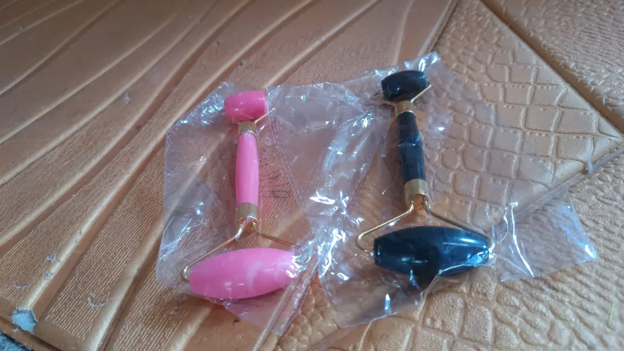 Double Ended Smooth Facial Massage Rollers (1 Pc / Mix Color) - Image 9
