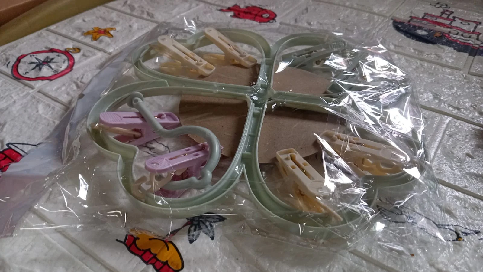Heart Shape Cloth Drying Rack with 8 Clips for Socks, Baby Clothes, Towels - Image 7