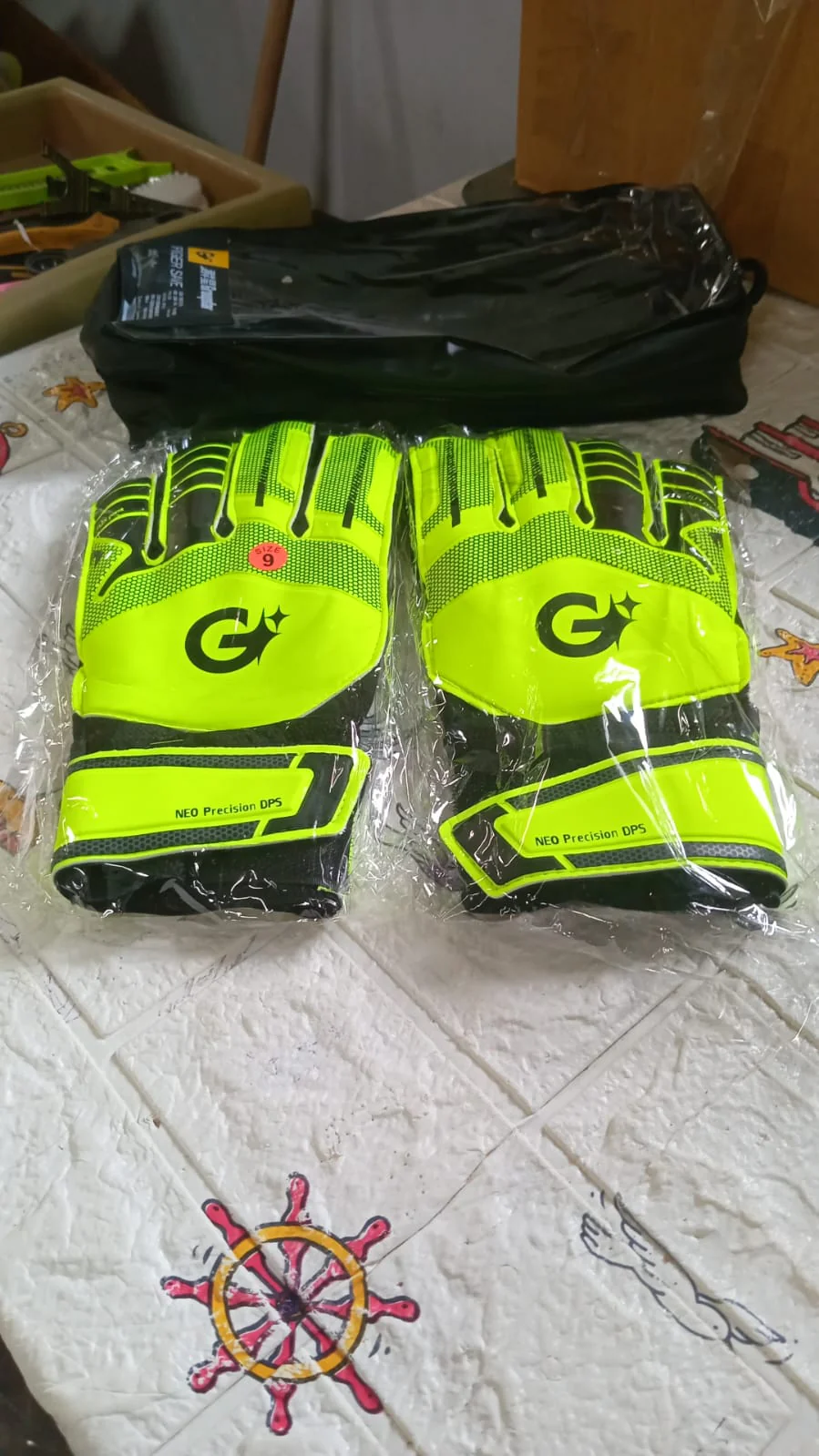 Kids Sports Goalkeeper Gloves with Finger Protection (1 Pair) - Image 6