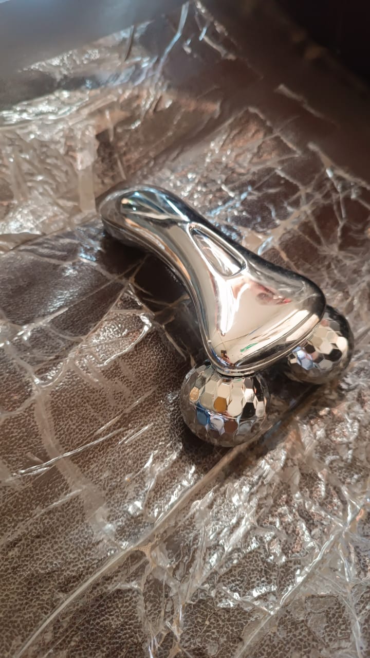 Handheld 3D Roller Face and Body Massager - Image 9