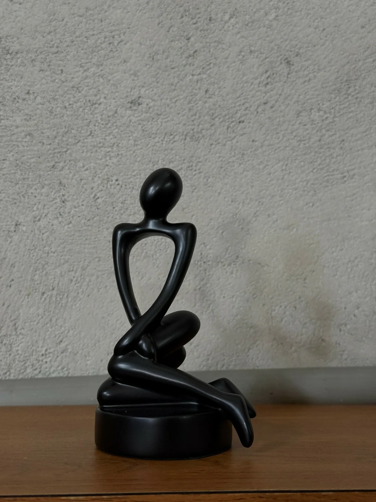 Abstract Sitting Man poly-resin Sculpture Modern Black Showpiece for Home Decor - Image 5