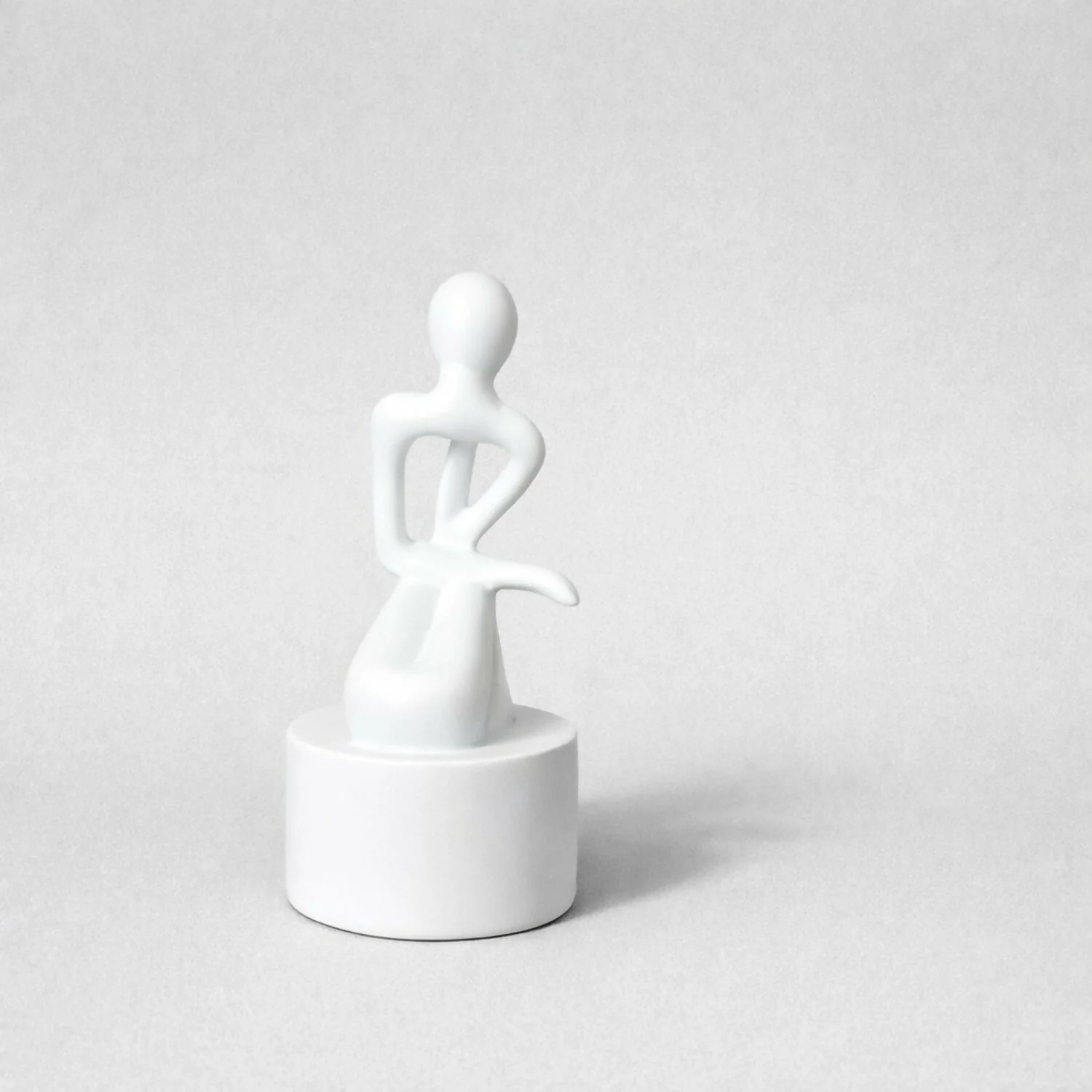 Abstract Thinking Man poly-resin Sculpture Modern White Showpiece for Home Decor - Image 3