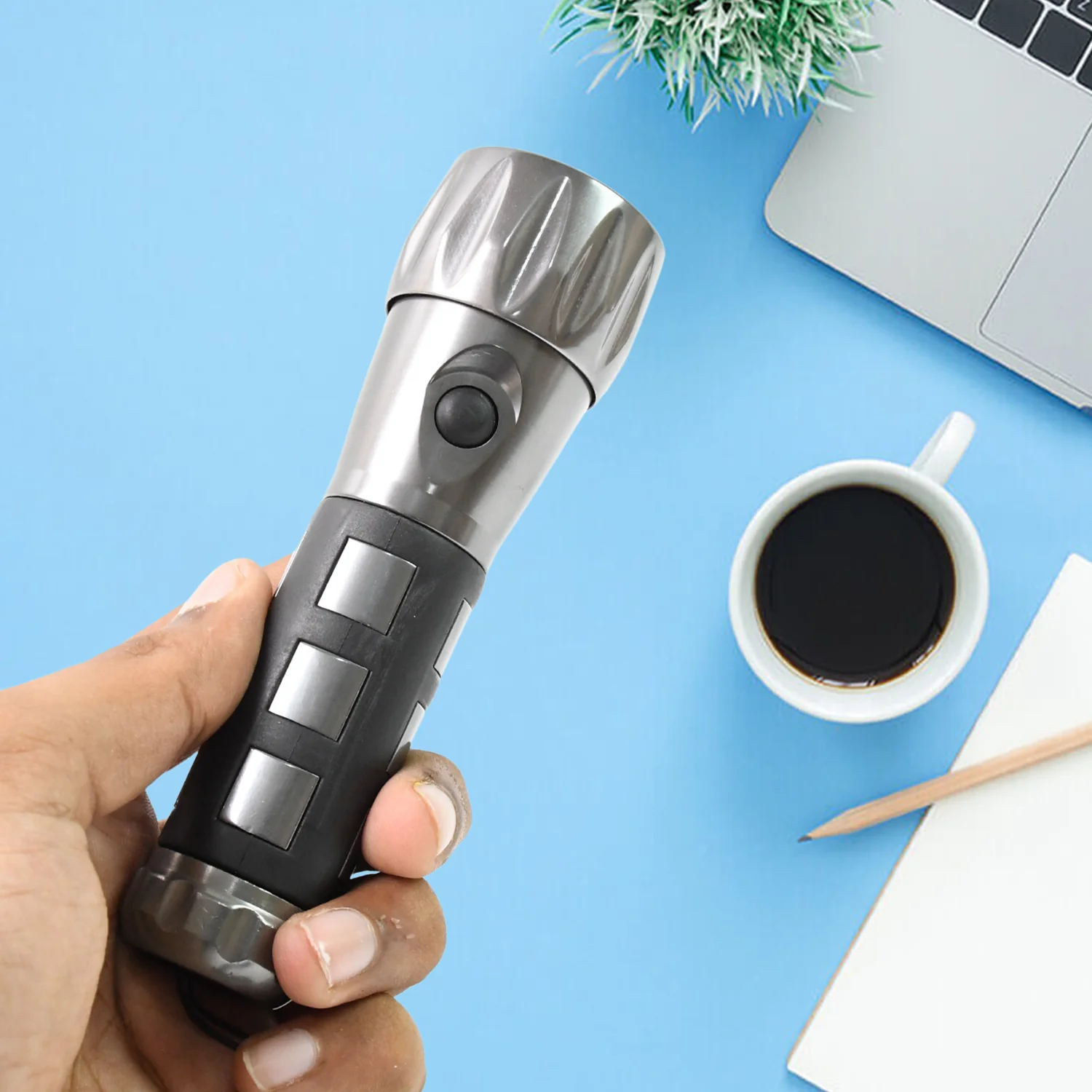Aluminium Led/Xenon rubber grip Handtourch (3*1.5V AAA batteries / Not Included) - Image 6