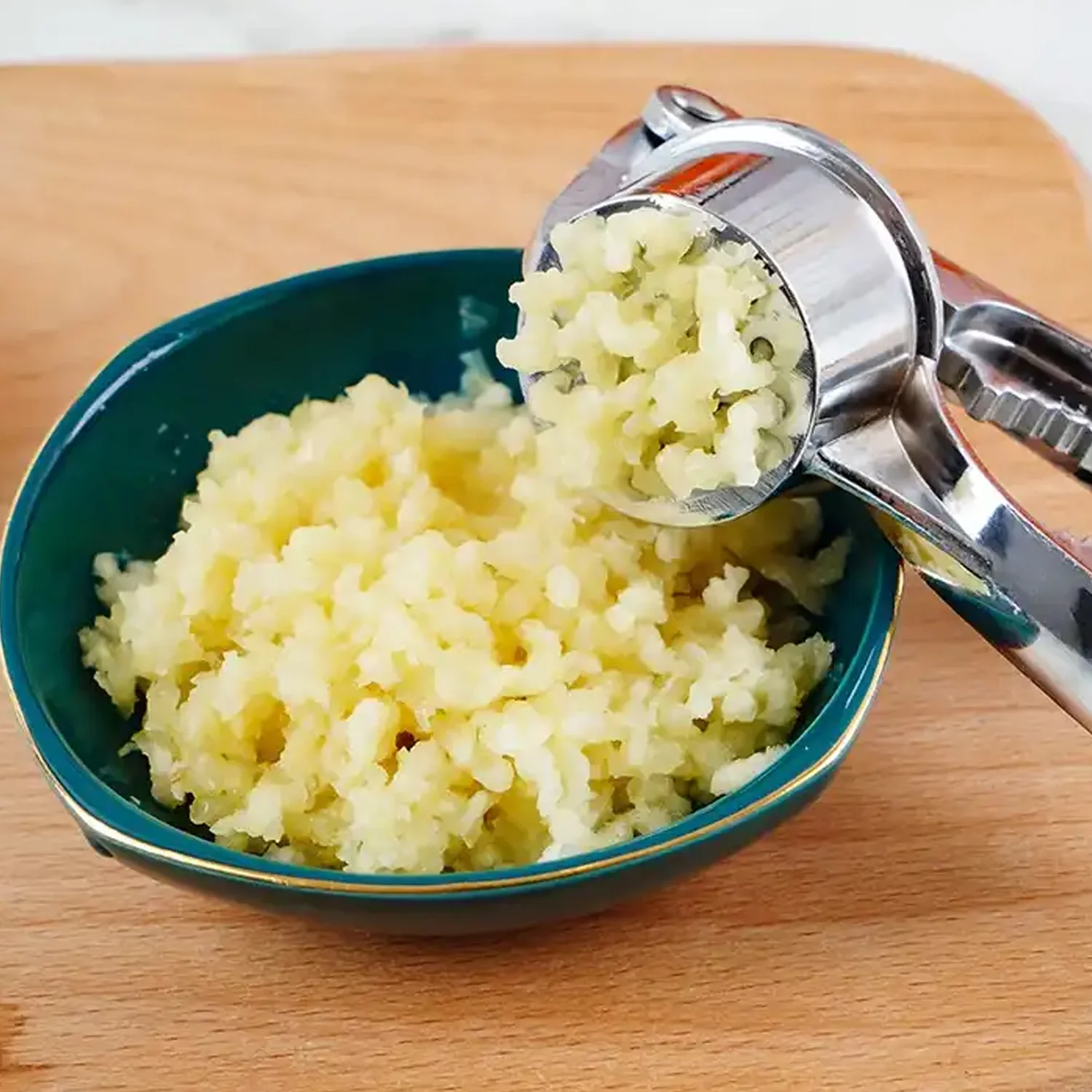 Crush Garlic with Ease: Lightweight Aluminum Garlic Press (1 Pc) - Image 6