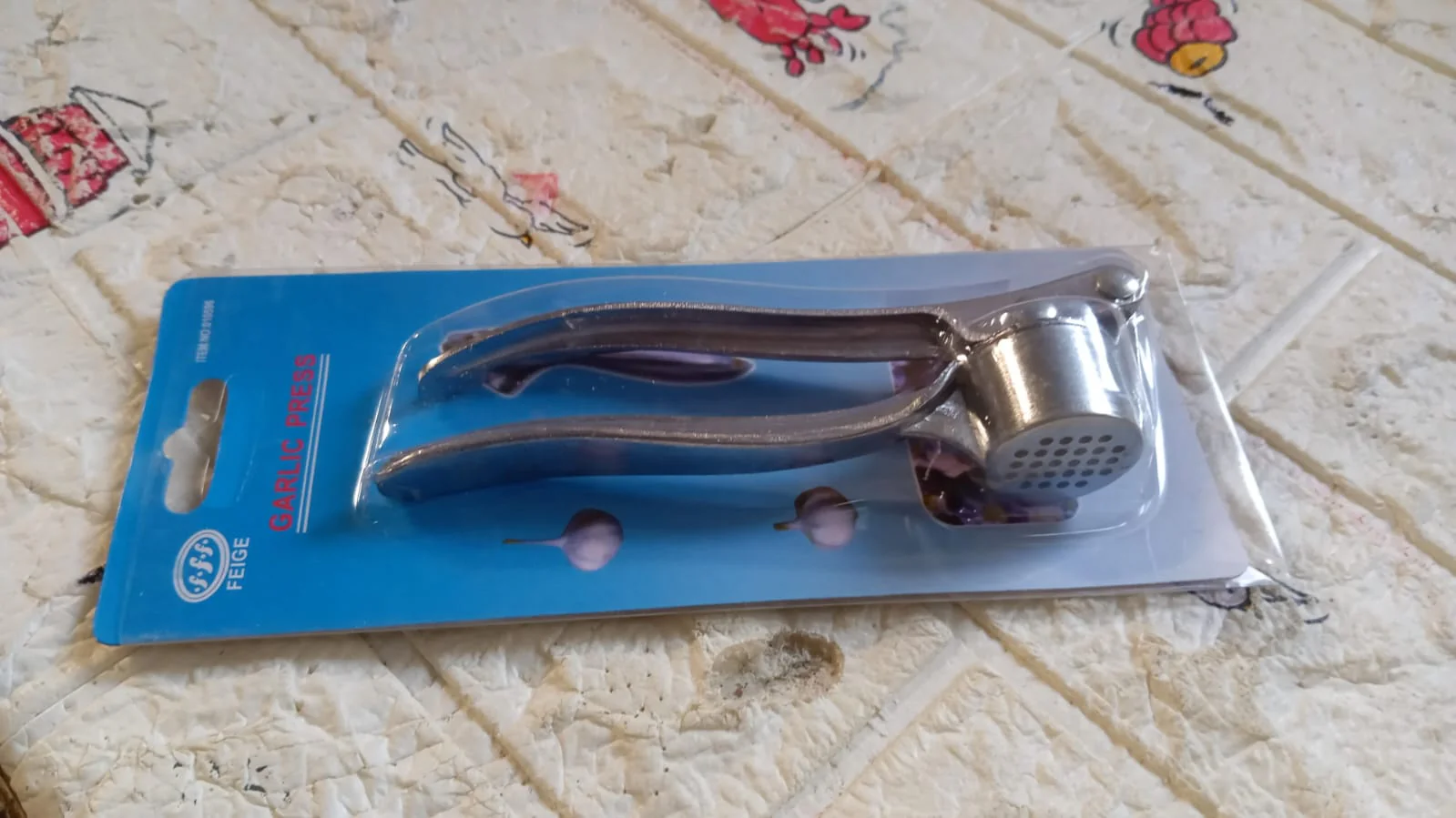 Crush Garlic with Ease: Lightweight Aluminum Garlic Press (1 Pc) - Image 7