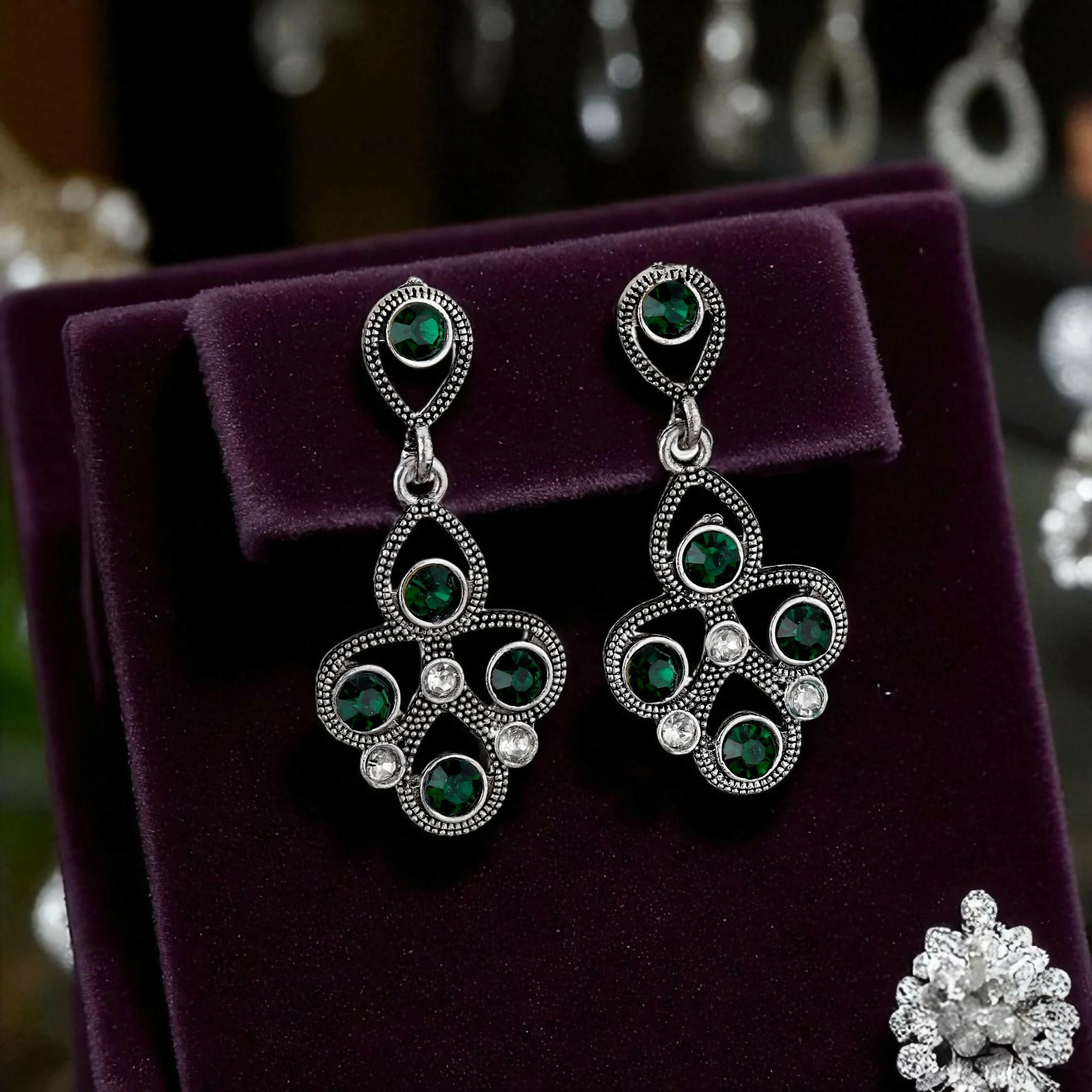 Antique Silver-Toned Choker Set with Emerald Green Stones - Image 4