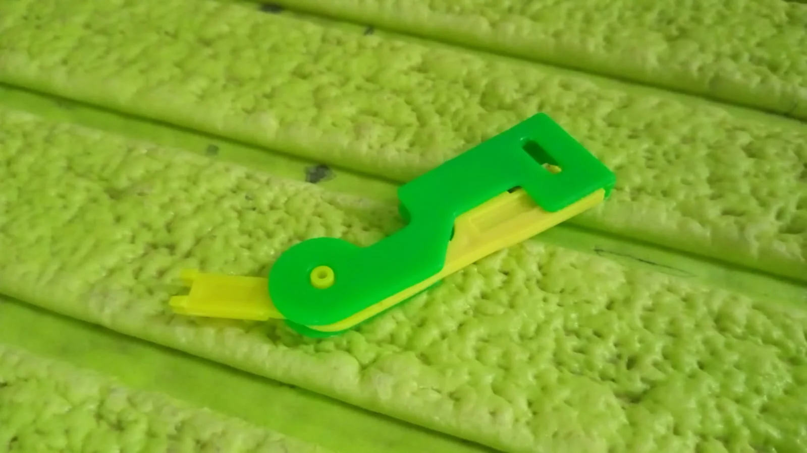 Automatic Needle Threading Device (Multicolour) - Image 9