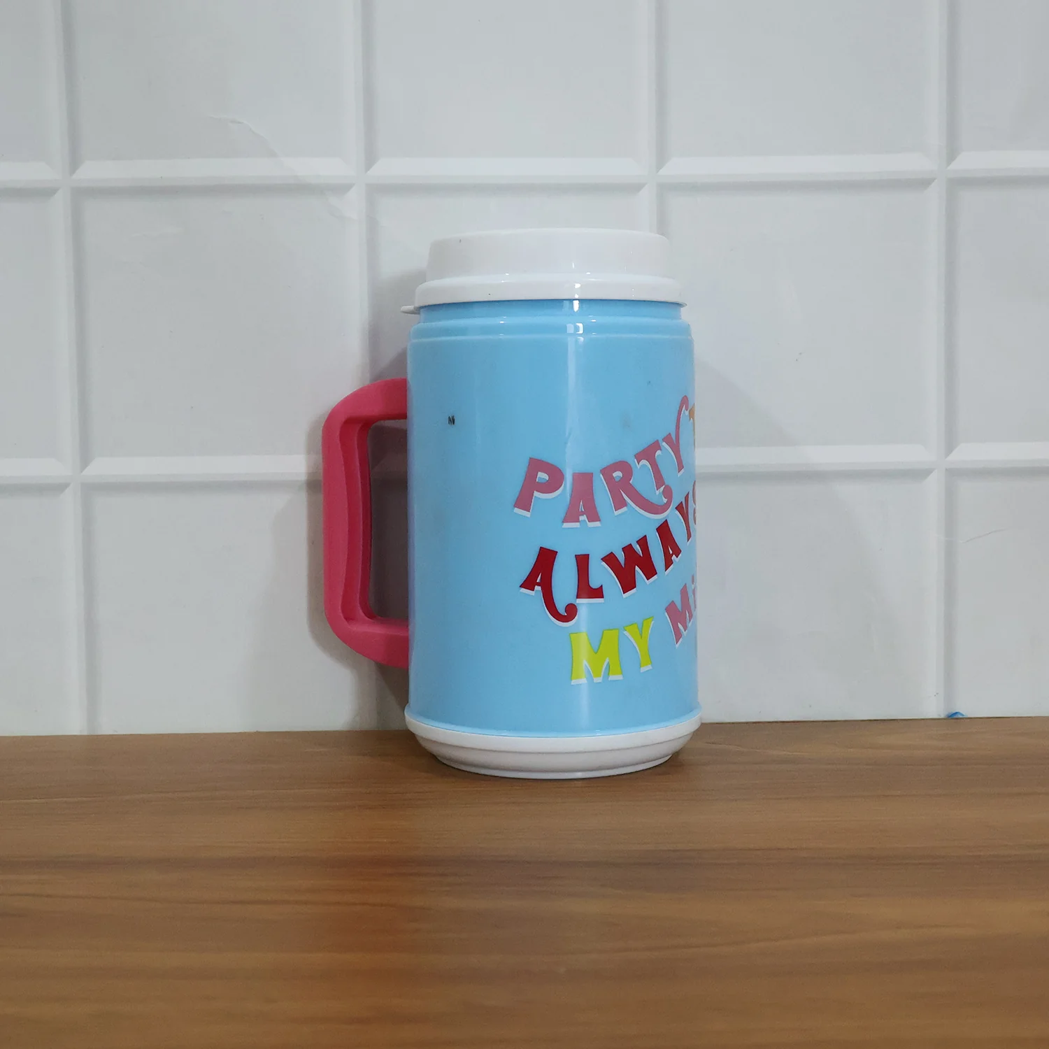 Big Plastic Insulated Mug With Straw (1 Pc, 709 ML) - Image 9