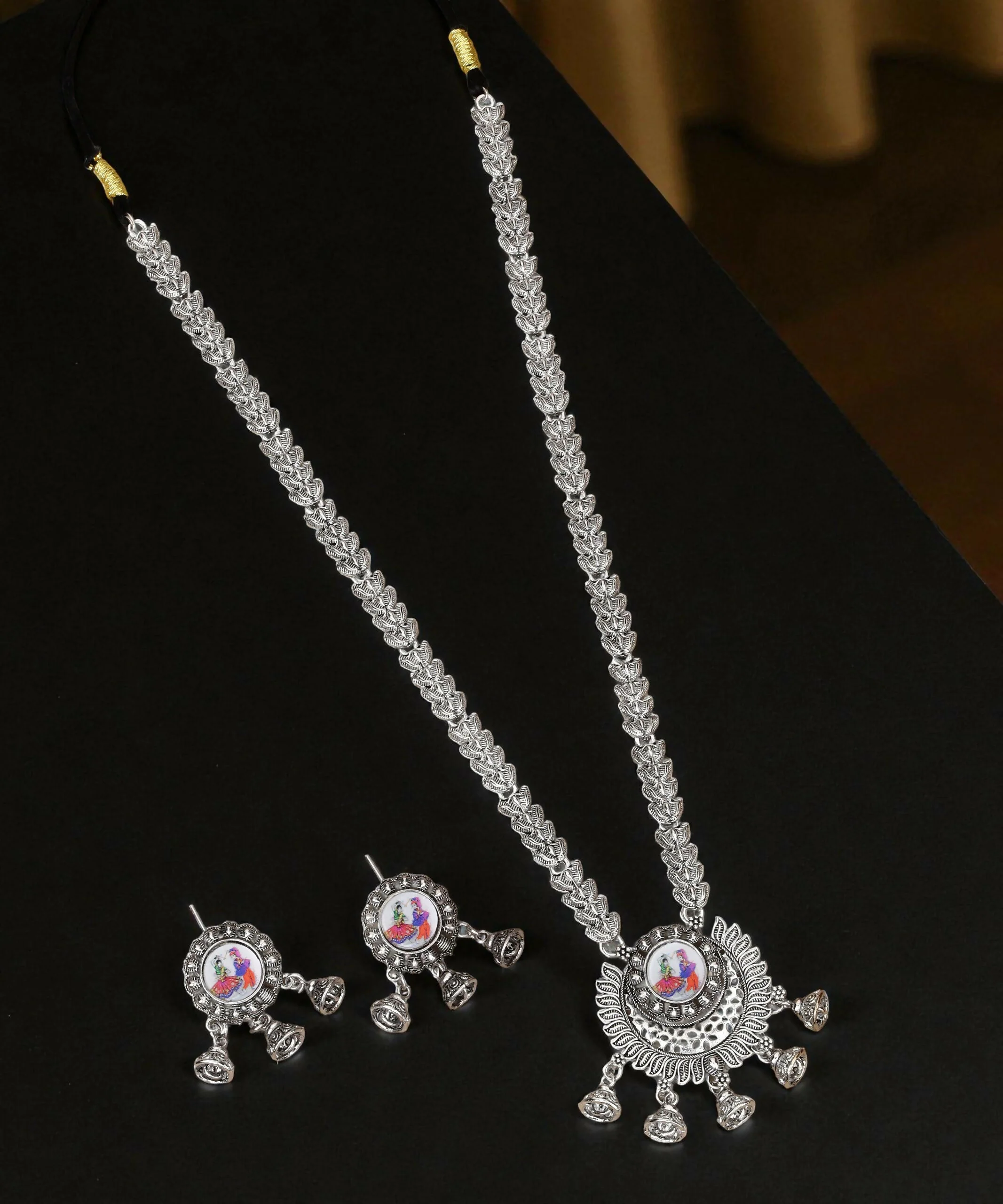 Bold Gold-Tone Black Stone Choker with Pearl Drops - Image 3