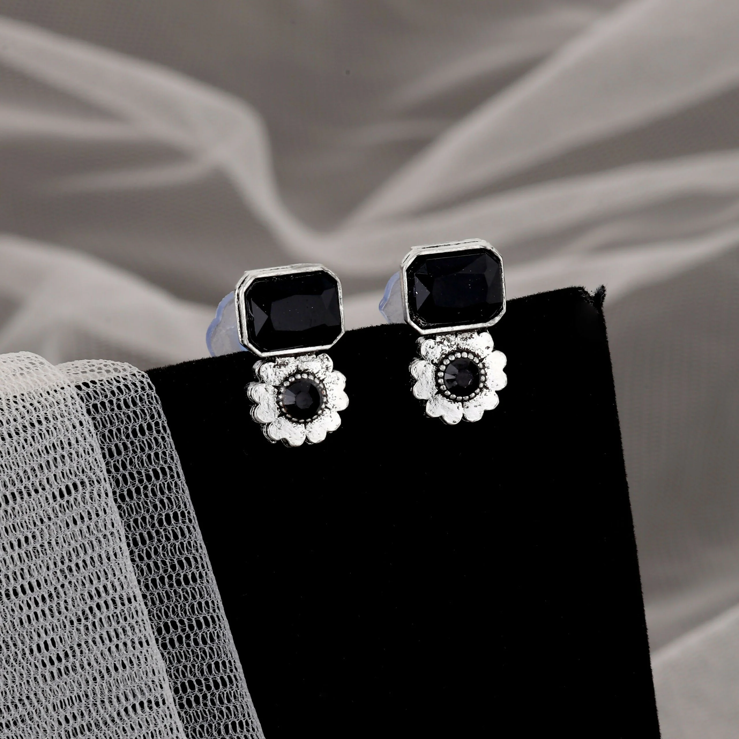 Bold Silver-Toned Choker Set with Black Gemstones - Image 2