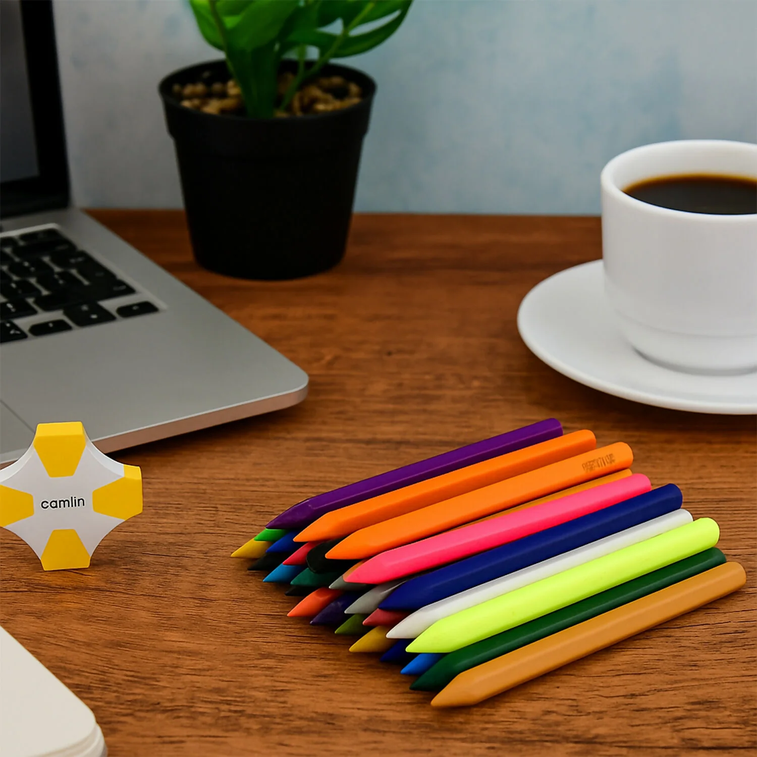 Camel Plastic Crayons 28 Assorted Shades with Free Eraser - Image 4