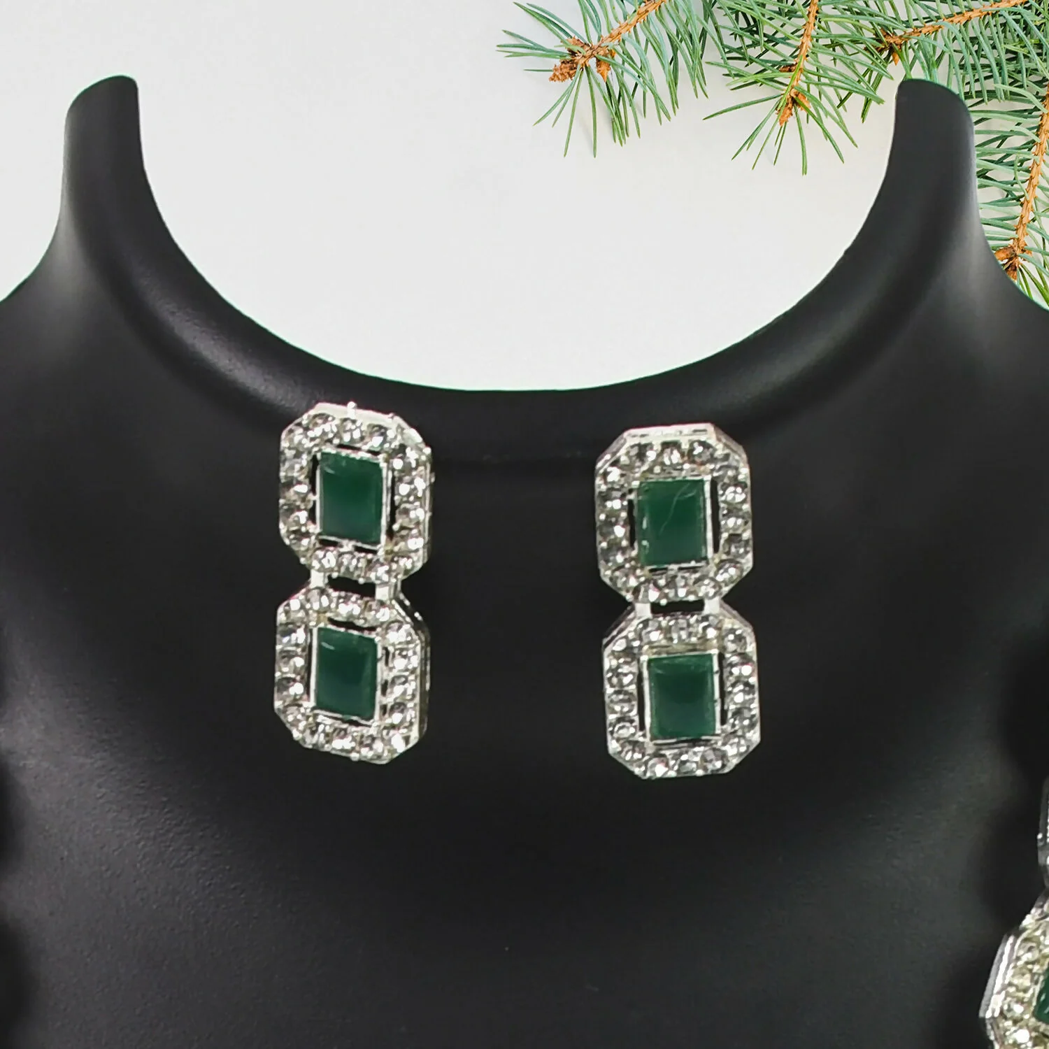 Celestial Elegance: White and Emerald Green Diamond Necklace - Image 3