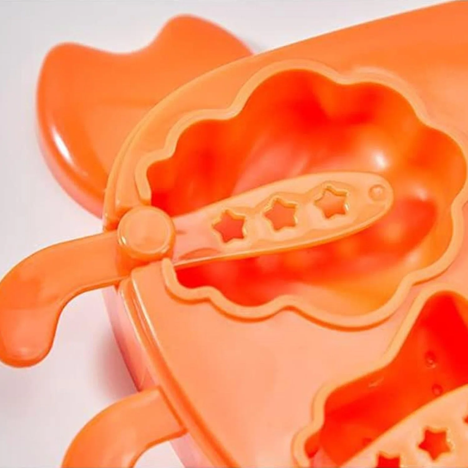 Creative Crab Shape Ice Mold Tray Silicone Ice Cube Maker Fun Cartoon Ice Tray (1 Pc) - Image 11
