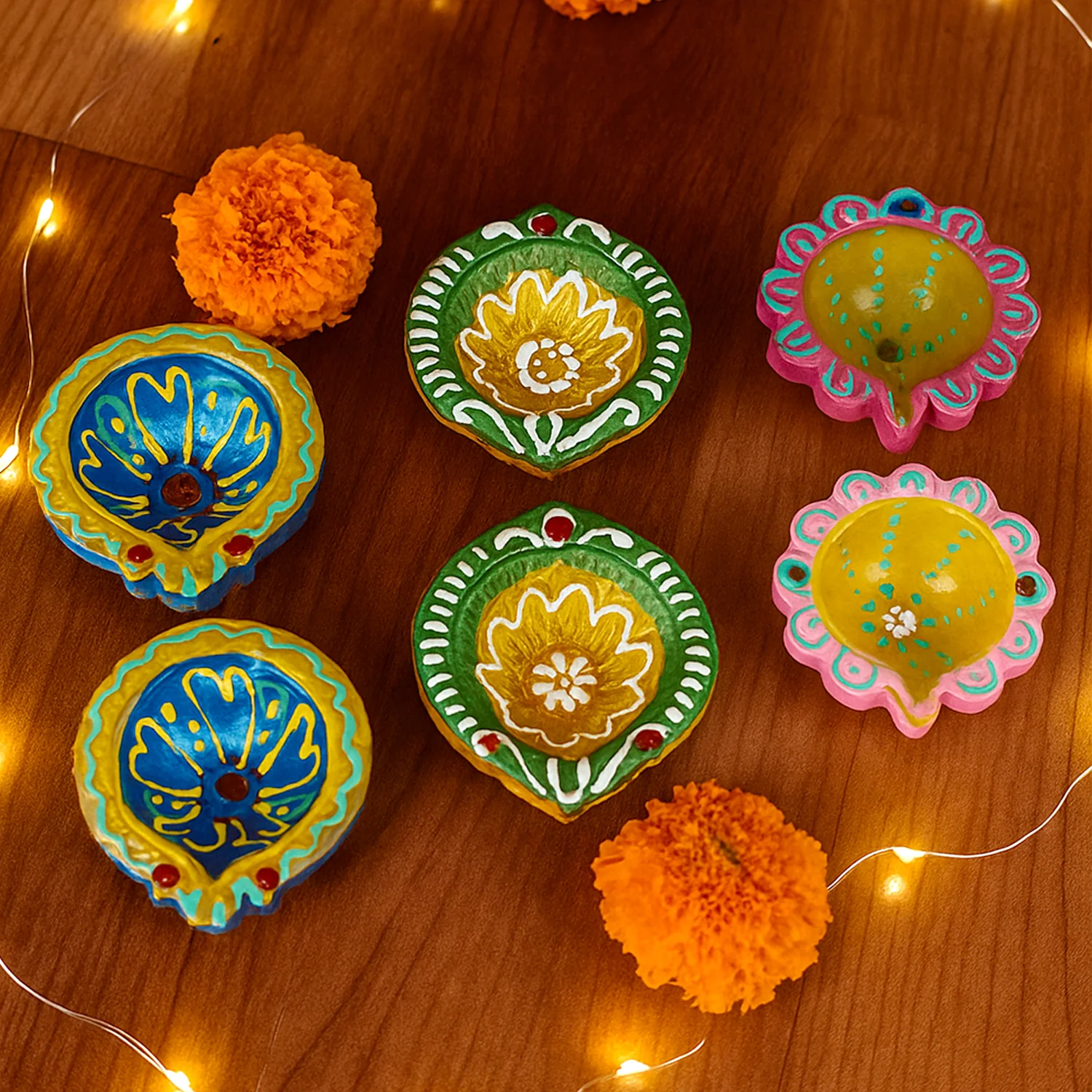 Decorative Hand-Painted Clay Diya Set (6 Pc) - Image 4