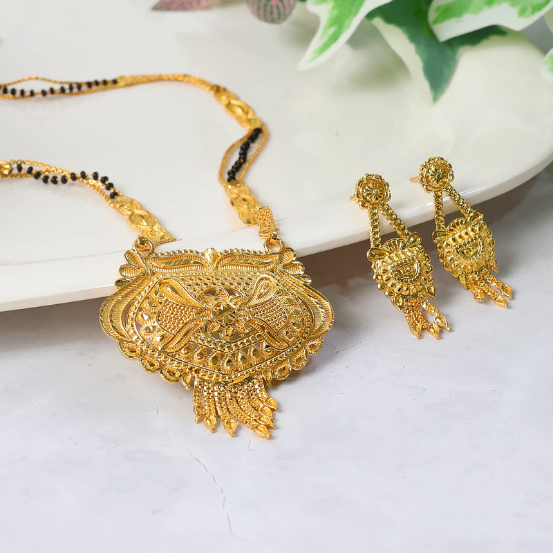 Designer Maharashtrian Mangalsutra Set – Elegant Pendant with Matching Earrings - Image 2