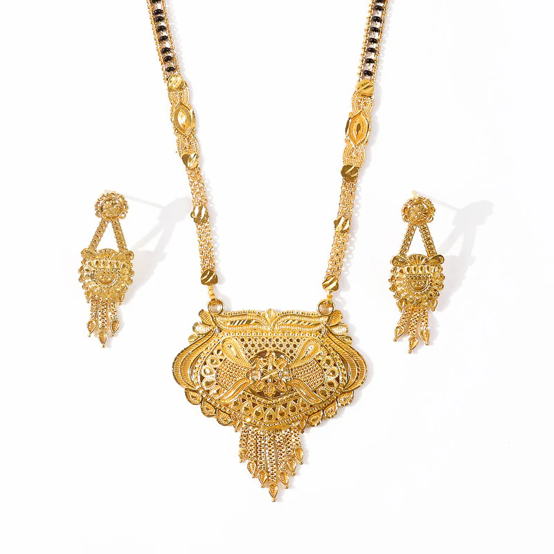 Designer Maharashtrian Mangalsutra Set – Elegant Pendant with Matching Earrings - Image 4