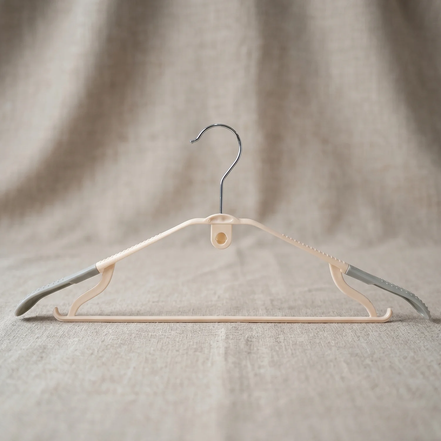 Durable Plastic Clothes Hangers Set (5 Pc Set) - Image 7