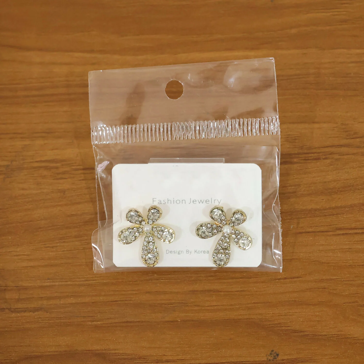 Elegant Crystal Flower Design Stud Earrings for Women and Girls Party Wear - Image 7