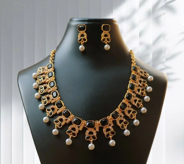 Elegant Floral Necklace & Earrings Set with Stone Accents - Image 2