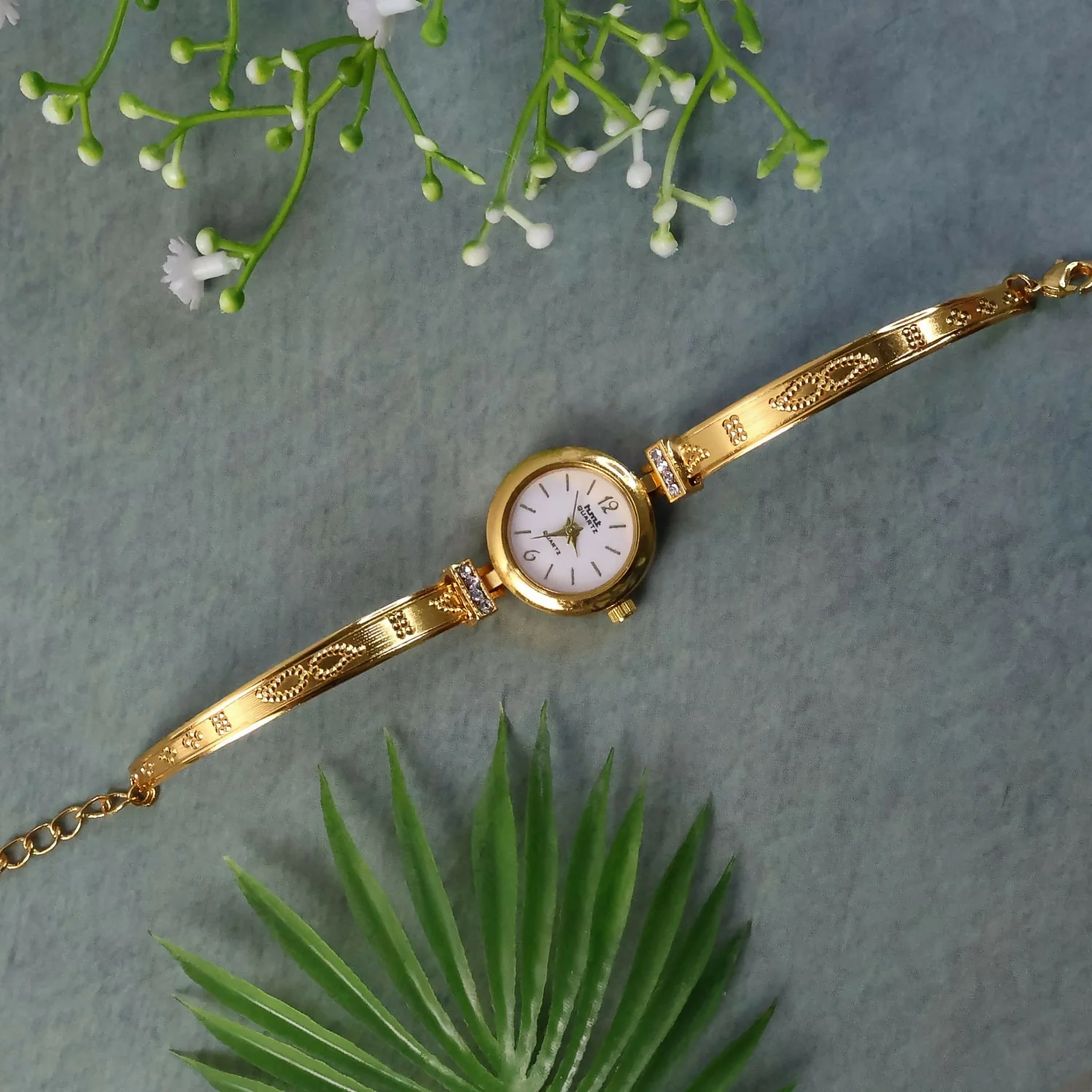 Elegant Gold Bracelet Watch for Women - Image 3