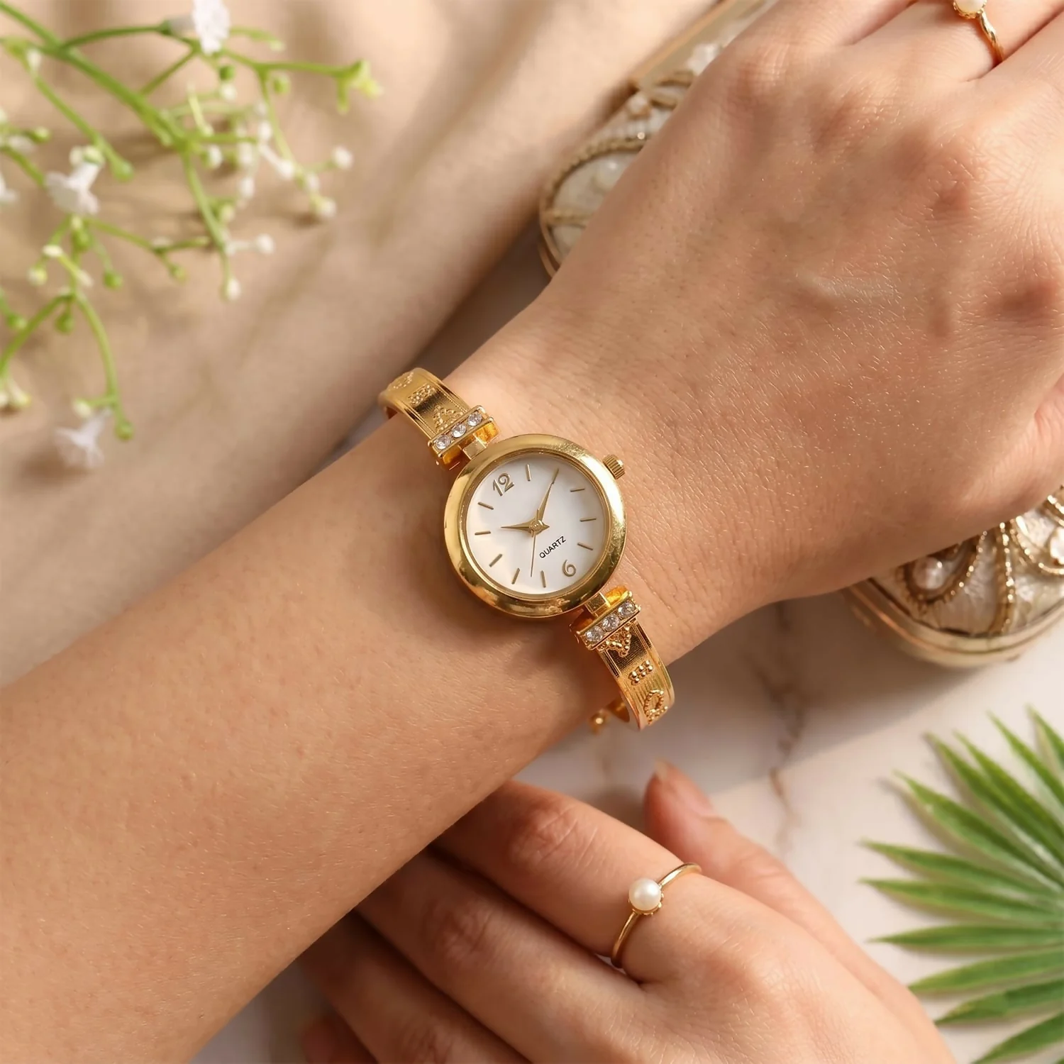 Elegant Gold Bracelet Watch for Women - Image 4
