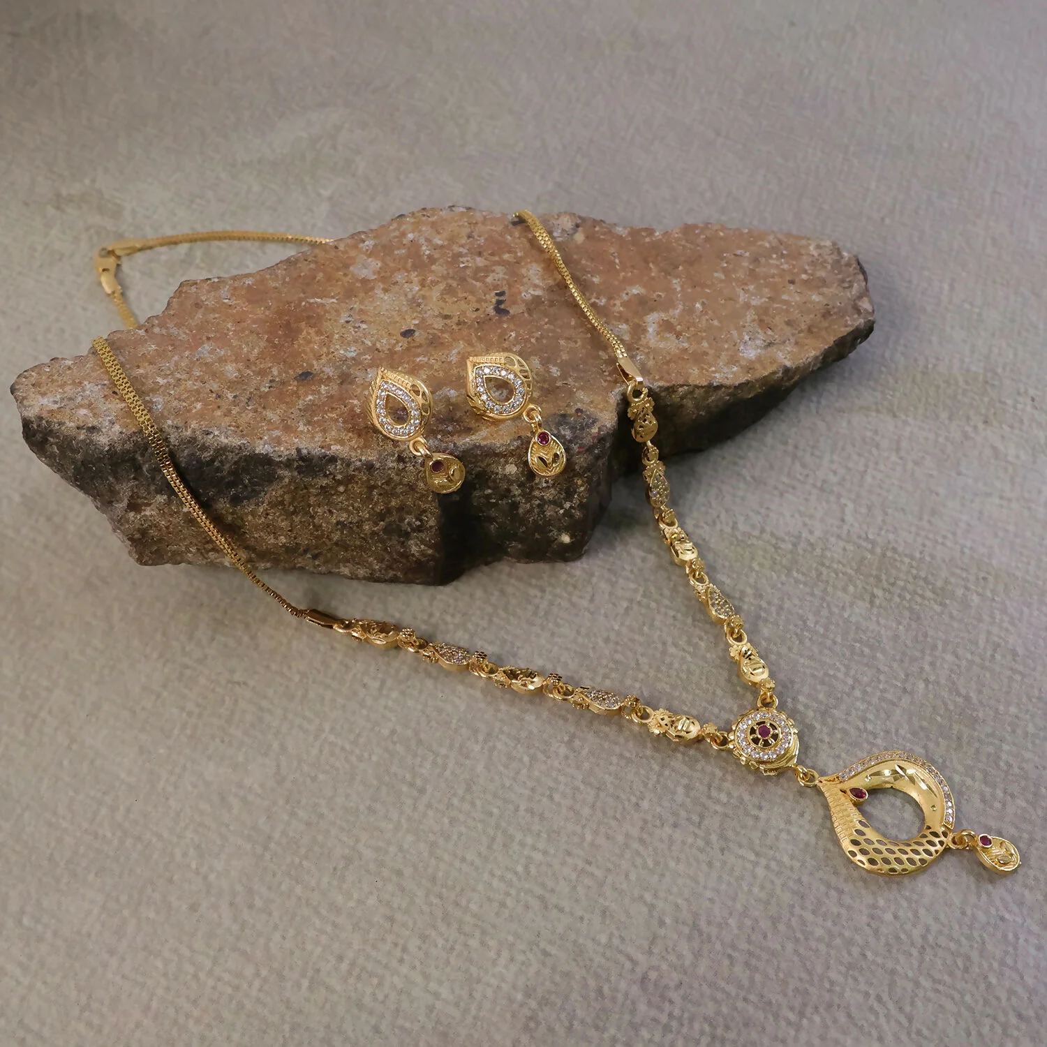 Elegant Gold-Tone Teardrop Pendant Necklace Set with Minimal Chain Design & Matching Earrings - Image 4