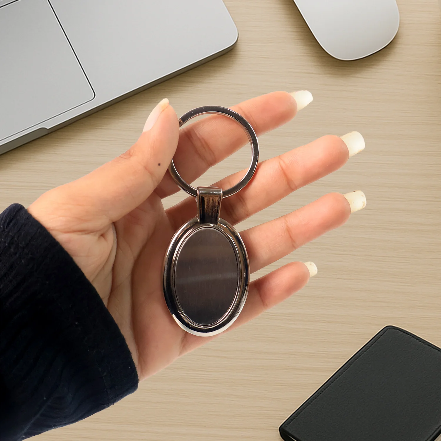 Elegant Oval Shape Metal Keychain for Personal Use - Image 7