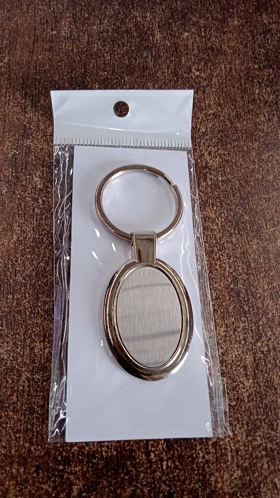 Elegant Oval Shape Metal Keychain for Personal Use - Image 8